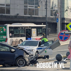 На Семёновской столкнулись Toyota Aqua и Toyota Noah, в аварии пострадал светофор