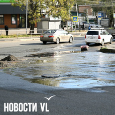 Улицу Калинина второй месяц заливает канализация, размывая дорогу (ФОТО)