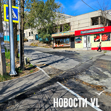 На перекрёстке Каплунова и Невельского соорудили асфальтовый вал для отвода воды – его уберут, когда найдут причину течи (ФОТО; ВИДЕО)