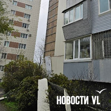&laquo;Такой и человека пополам перерубит&raquo;: оторвавшийся от 10-этажки фрагмент фасада во Владивостоке разбил окно и поцарапал машины 