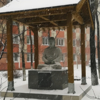 В 1990-х годах Восточный институт переселился в корпус на Океанском проспекте с уютным двориком и статуей Будды. Из архива героя — newsvl.ru