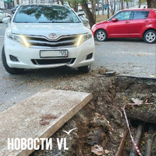 Неогороженная траншея возле школы на Пушкинской превратилась в ловушку для автомобилей