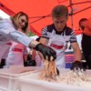 Олег Кожемяко готовит фиш-энд-чипс из минтая, День рыбака, 2022 год — newsvl.ru