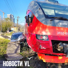 Чуркинская электричка столкнулась с легковушкой на переезде – пострадавших нет 