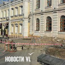 На Арбате раскопали тротуар, чтобы устранить порыв на теплосетях