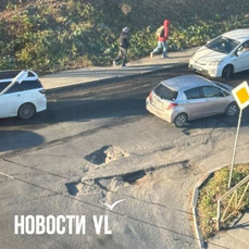 На улице Борисенко на крутом повороте образовались гигантские ямы – у автомобилей вырывает колёса