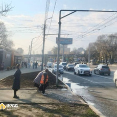Один из пешеходных переходов на Русской временно стал нерегулируемым из-за течи на сетях Примводоканала